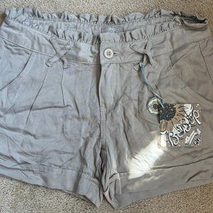 BEBOP Ladies Beige‎ Shorts NWT ruffles belted cuffed pockets buttons Size 7